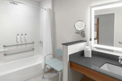 ein Badezimmer mit Waschbecken, Badewanne und Spiegel in der Unterkunft Fairfield by Marriott Inn & Suites San Francisco Pacifica in Pacifica