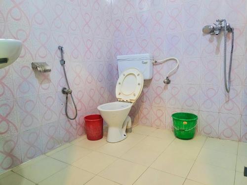 Un baño con inodoro y ducha en Hotel Butterfly - Peaceful Garden for Nature Lovers, en Sauraha