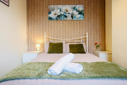 ein Schlafzimmer mit einem Bett mit zwei Kissen in der Unterkunft Home away from home in Northampton