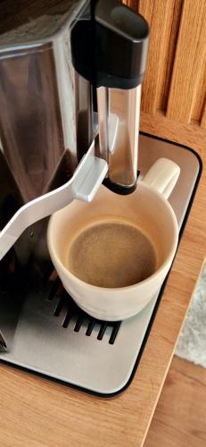 Příslušenství pro přípravu čaje a kávy v ubytování Котедж Gudz