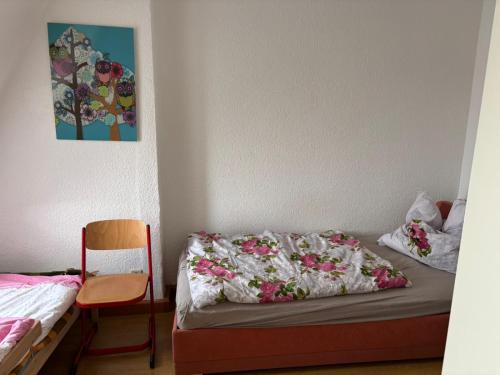 Een bed of bedden in een kamer bij Lindenstraße