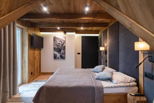 Ένα ή περισσότερα κρεβάτια σε δωμάτιο στο Ośrodek Wypoczynkowy Bernadetta