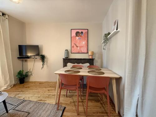 Μια τηλεόραση ή/και κέντρο ψυχαγωγίας στο JOYA - T2 calme en hypercentre - proche therme