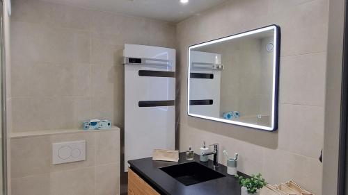 Koupelna v ubytování Les Cristaux Studio, with view to Mont Blanc