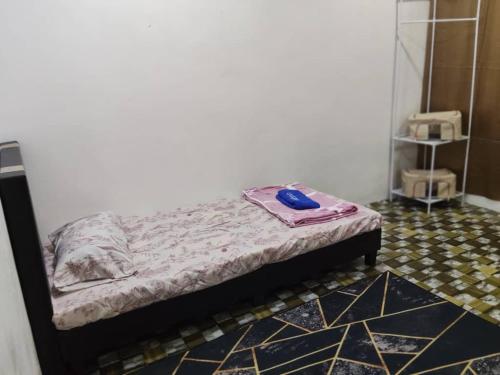 Cama en habitación con colchón en Qmar D Sepang, en Sepang