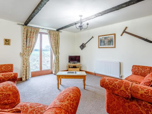 Runcton HolmeにあるGable Barn - E3865のソファ2つとテーブルのあるリビングルーム
