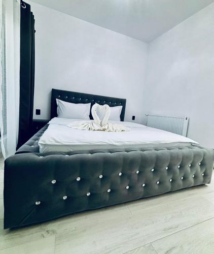 Un dormitorio con una cama grande con cabecero negro. en Secret Forest Avrig By Erwin, en Avrig