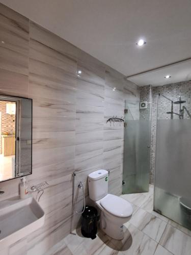 Ένα μπάνιο στο اقامة تورارن