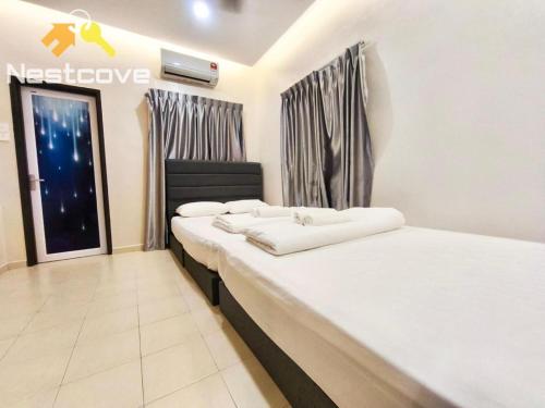 Ένα ή περισσότερα κρεβάτια σε δωμάτιο στο ADA Premium Luxury Villa in Klebang By Nestcove