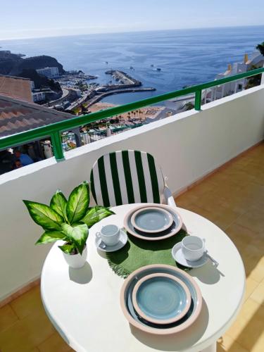 Vista Paraíso Puerto Rico في بورتو ريكو: طاولة وكراسي مطلة على المحيط