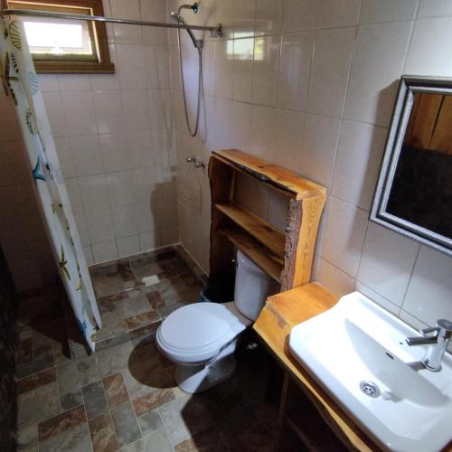 Koupelna v ubytování Cabañas Hualles de Huillinco