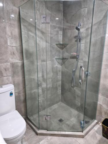 une cabine de douche dans une salle de bain avec toilettes dans l'établissement Master bedroom, à Tauranga