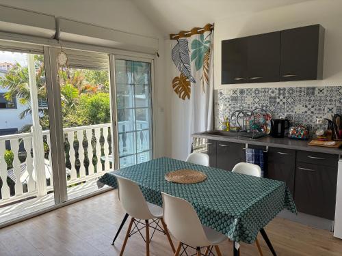 Kuchyň nebo kuchyňský kout v ubytování La Villa Morgane 3 étoiles - Charmant appartement avec piscine