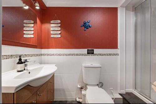 Ένα μπάνιο στο Guest Suite with Lounge & Bathroom