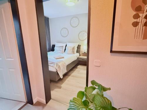 a view of a bedroom with a bed and a mirror at Wilhelmines Hafenliebe am Park mit Balkon, Netflix, & Privatparkplatz in Wilhelmshaven