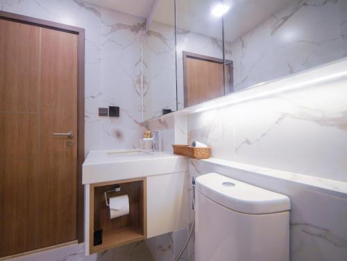 Koupelna v ubytování City View Balcony & Chic Condo with Infinity pool F3B5N10