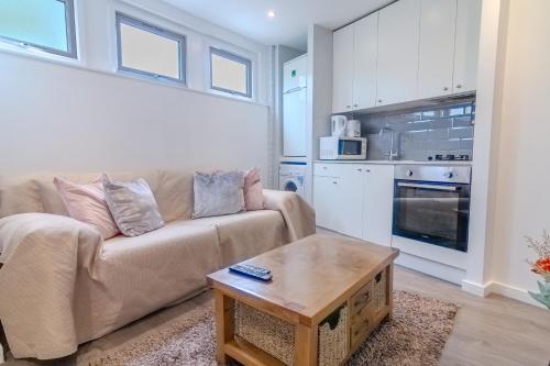 Kuchyň nebo kuchyňský kout v ubytování Modern Studio Apartment with Free Wifi