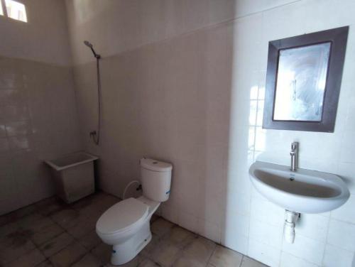 a bathroom with a toilet and a sink at "Saporkren Homestay Raja Ampat" in Tapokreng