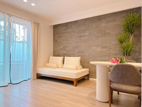 Sanmi Saint Le Brun102 fifteen minutes direct to Shinsaibashi Namba shopping area near Tengachaya direct to Kyoto