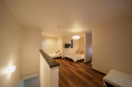 a small living room with a bed and a couch at YUFU-Inn プライベートな露天風呂付き-由布院駅徒歩2分 in Yufuin