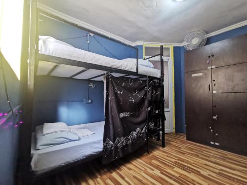 Ένα ή περισσότερα κρεβάτια σε δωμάτιο στο Harmony Backpackers Hostel