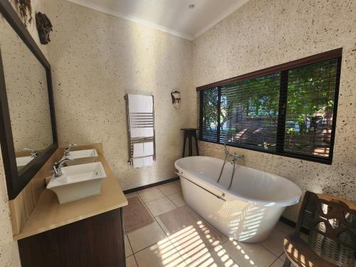 Et tv og/eller underholdning på Luxury Private Villa - Golf Estate & Leisure