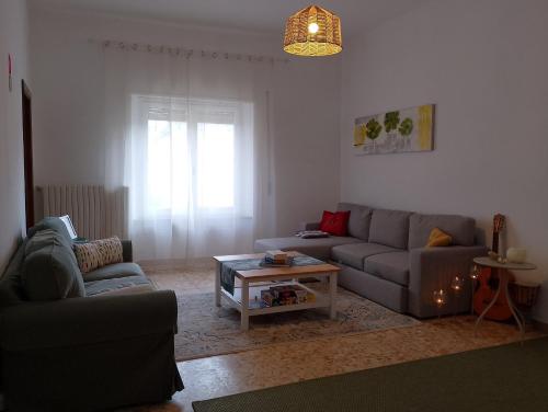 Coin salon dans l'établissement Villa Pietra Sardinia - Luxury 165 m2 Historic Stone House with Fireplace and Rooftop