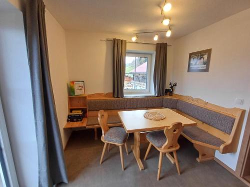 Un comedor con una mesa y dos sillas. en Panoramahof Gupf, en Gröbming