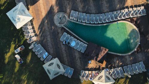 an overhead view of a pool with tables and chairs at Premium Hotel Panoráma in Siófok