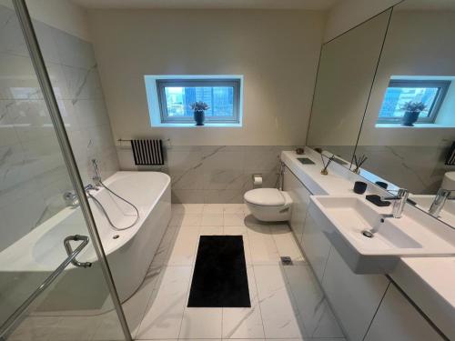 Ένα μπάνιο στο Cinnamon Life Residencies- Luxury 2 Bedroom Apartment 18th Floor