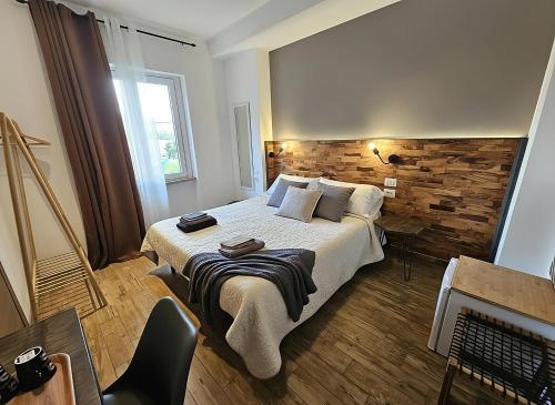 um quarto com uma cama grande e uma janela em ARYA Cagliari em Cagliari