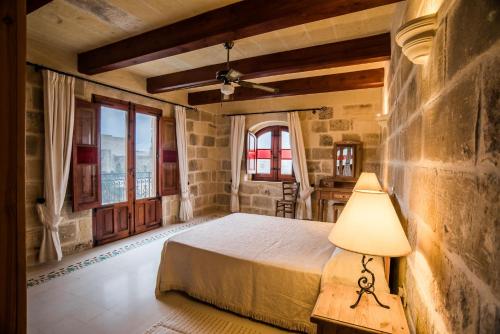 Ένα ή περισσότερα κρεβάτια σε δωμάτιο στο Traditional Maltese Villa with Pool & Jacuzzi