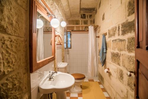 Ένα μπάνιο στο Traditional Maltese Villa with Pool & Jacuzzi