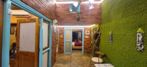 un couloir avec un mur vert et une pièce dans l'établissement Ashok Villa, à Mount Âbû