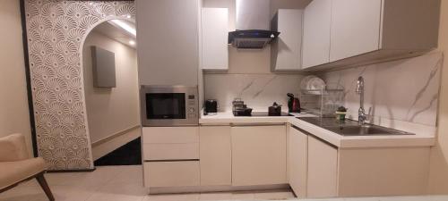 Η κουζίνα ή μικρή κουζίνα στο Goldcrest Hotel Apartments