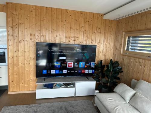 Μια τηλεόραση ή/και κέντρο ψυχαγωγίας στο Les Chardons 1