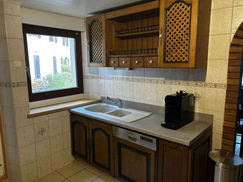 Kuchyň nebo kuchyňský kout v ubytování Gîte Les Hirondelles 14 pers gitesdes2vallees