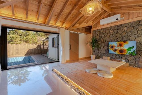 Bazén v ubytování Jeju Stay Hyun nebo v jeho okolí