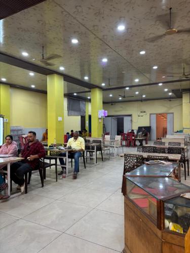 un groupe de personnes assises à des tables dans un restaurant dans l'établissement Sonawala Heritage Inn, à Varanasi