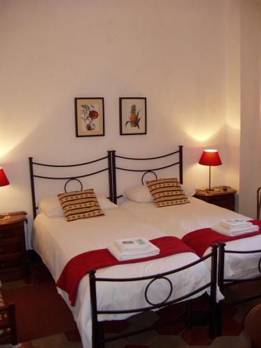two beds in a bedroom with two lamps and two beds sidx sidx sidx at Villino Bianca in Trisobbio