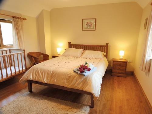 a bedroom with a bed with flowers on it at Bluebell Cottage - E4741 in Chipping Sodbury