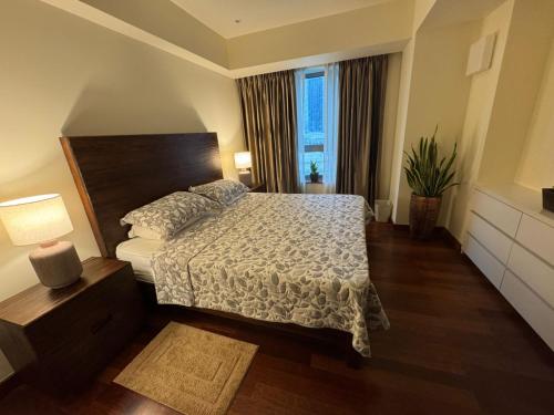 ein Hotelzimmer mit einem Bett und einem Fenster in der Unterkunft Cinnamon Life Residencies- Luxury 2 Bedroom Apartment 12th Floor in Colombo