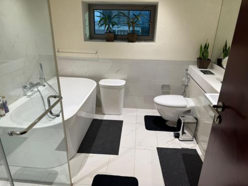 ein Badezimmer mit Badewanne, Toilette und Waschbecken in der Unterkunft Cinnamon Life Residencies- Luxury 2 Bedroom Apartment 12th Floor in Colombo