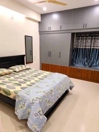 une chambre avec un lit et des armoires dans l'établissement Just Launched Cute Studio 2 BHK Flats in Kondpur Near Botanical Garden & Sarath City Capital Mall, à Kondapur