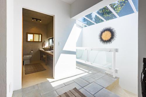 Koupelna v ubytování Shells Comfy on-the-beach Hideaway