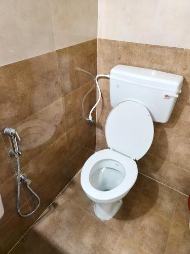 une salle de bain avec toilettes et douche dans l'établissement Just Launched Cute Studio 2 BHK Flats in Kondpur Near Botanical Garden & Sarath City Capital Mall, à Kondapur