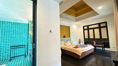 une chambre avec un lit et une douche en verre dans l'établissement Montra Resort, à Nathon Bay