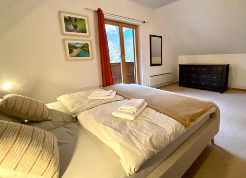 ein Schlafzimmer mit einem Bett mit zwei Handtüchern darauf in der Unterkunft Chalet Fisherman's Cottage in Bohinj