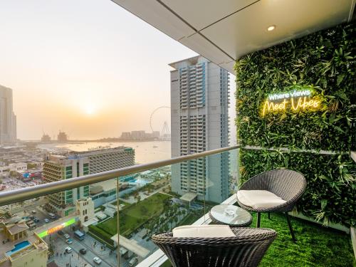 MegaLuxury Beachfront with Panoramic Ain Dubai Views in JBR, Sleep 12
