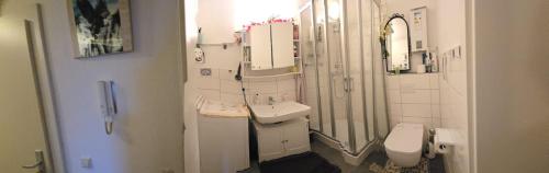 ein weißes Badezimmer mit Waschbecken und Toilette in der Unterkunft REST-ATILA in Hannover